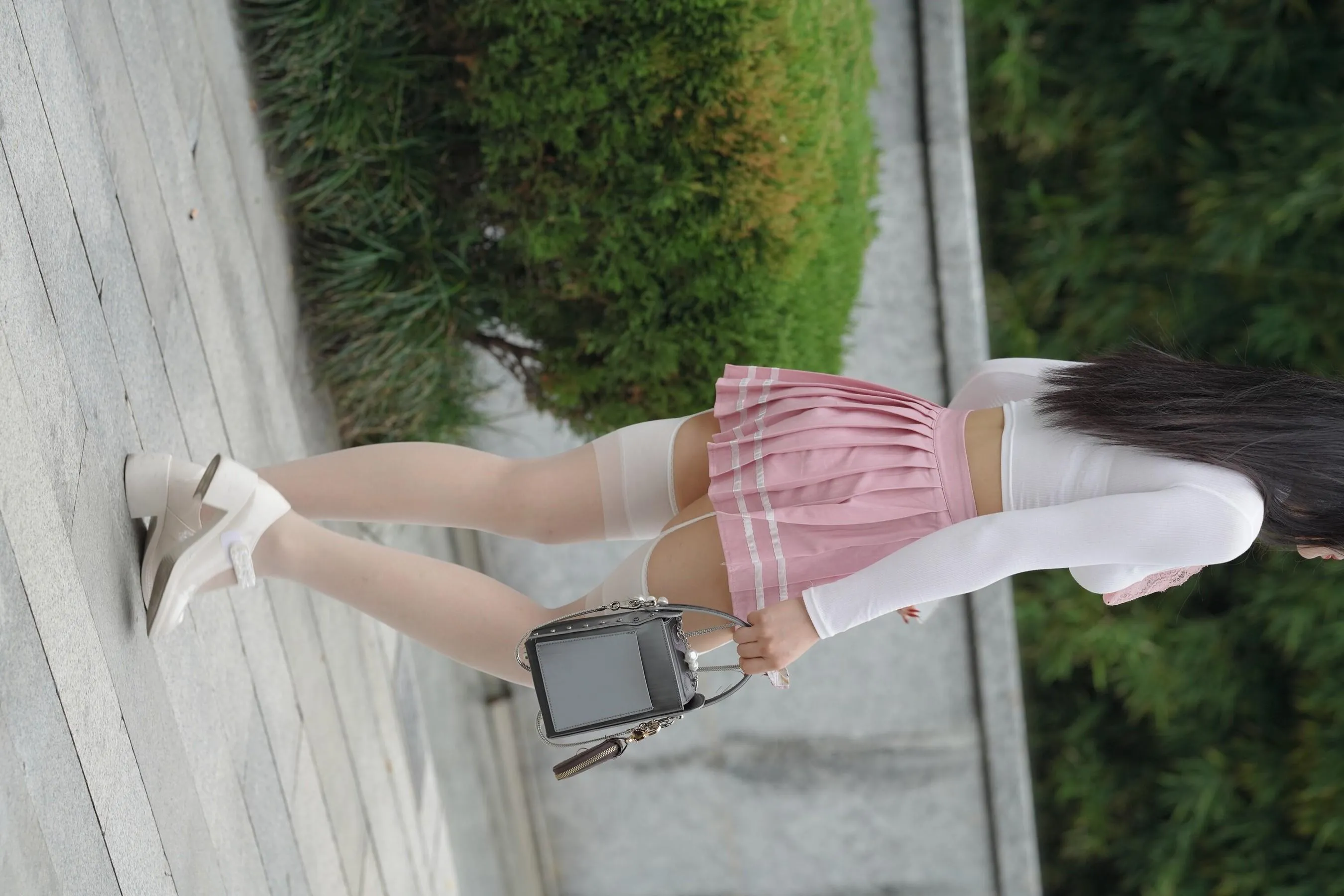 魔镜街拍 NO.161 街拍白丝吊带袜美女 [109P]插图2